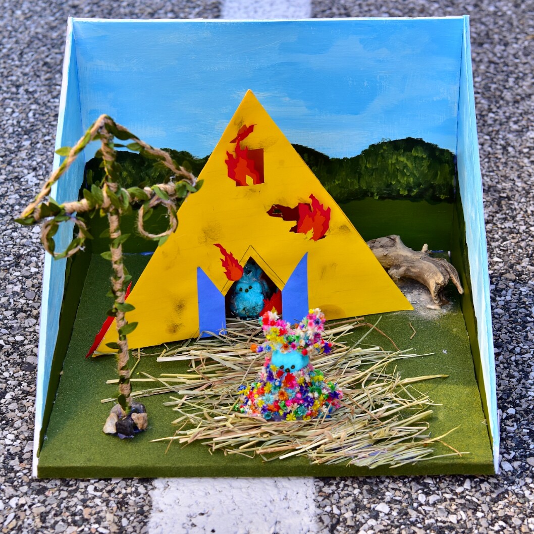 Midsommar Peep Diorama Front