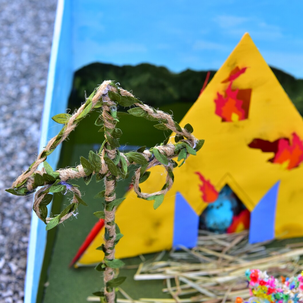 Midsommar Peep Diorama Maypole Top