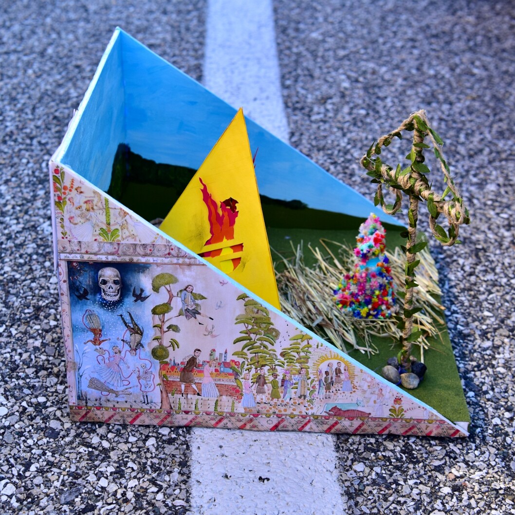 Midsommar Peep Diorama Right Side