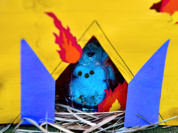 Midsommar Peep Diorama