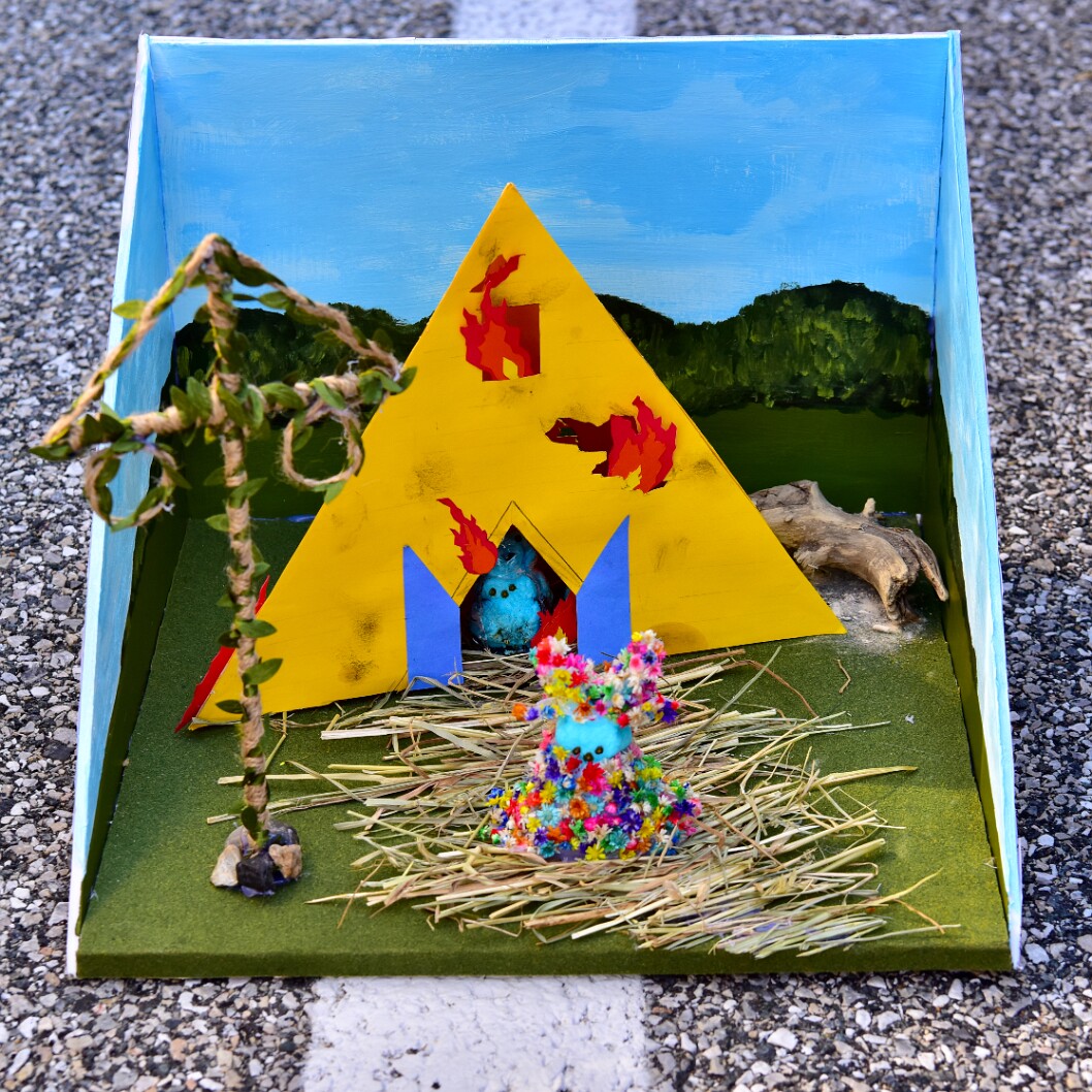 Midsommar Peep Diorama Front