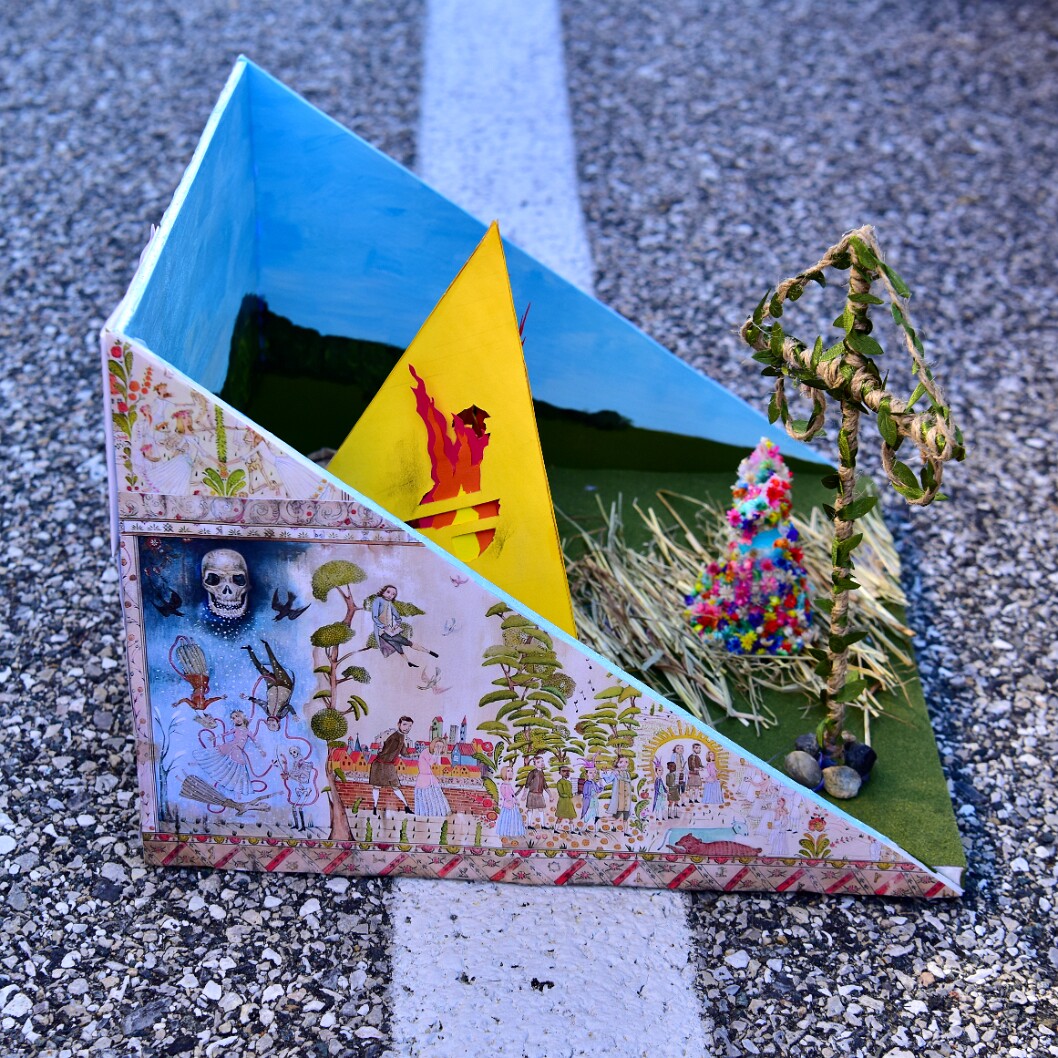 Midsommar Peep Diorama Right Side