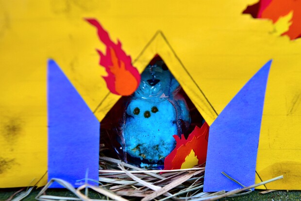 Midsommar Peep Diorama